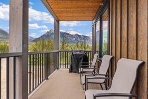 Terrace/patio - 1650 sq ft 2BR Corner Condo 303 (Canmore)