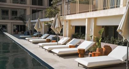 Modern stay with pool and gym