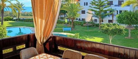 تناول الطعام بالخارج