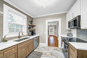 Fridge, microwave, oven, stovetop - The Grand River House | 4BR Sleeps 12 (Columbia)