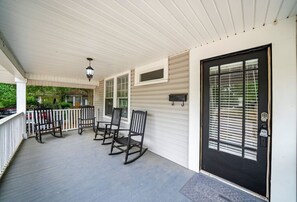 Terrace/patio - The Grand River House | 4BR Sleeps 12 (Columbia)