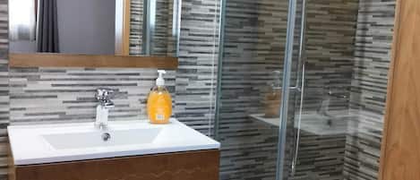 Een douche, een haardroger, handdoeken, zeep
