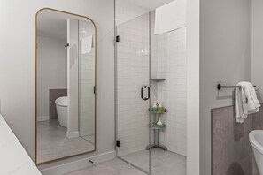 Hair dryer, towels, soap, shampoo - 1550 sq ft 2BR Premier Condo 302TML (Canmore)