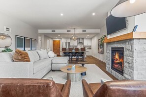 Smart TV, fireplace - 1550 sq ft 2BR Premier Condo 302TML (Canmore)
