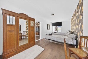 2 habitaciones, tabla de planchar con plancha, wifi y ropa de cama 
