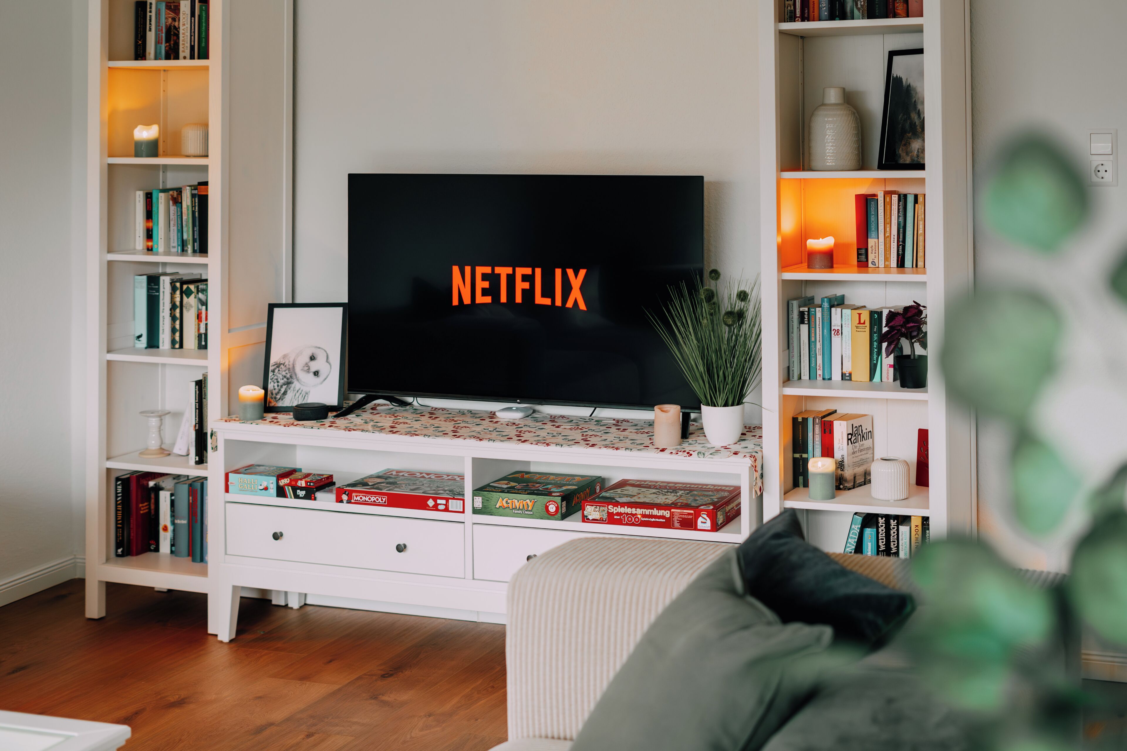 TV connectée, table de tennis de table, livres