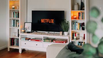 TV connectée, table de tennis de table, livres