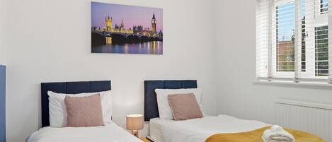 4 bedrooms, iron/ironing board, WiFi, bed sheets