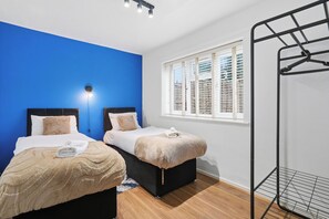 4 habitaciones, tabla de planchar con plancha, wifi y ropa de cama 