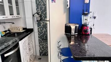 Apartamento conforto, aceita animais de estimação, vista para a cidade | Cozinha privada | Geladeira grande, micro-ondas, fogão, cooktop