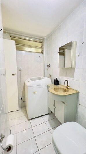 Apartamento conforto, acessível para pessoas com deficiência física, aceita animais de estimação | Banheiro | Chuveiro, toalhas de banho, sabonete, shampoo