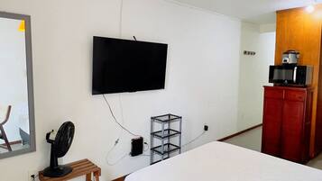 Apartamento conforto, aceita animais de estimação, vista para a cidade | Cofres nos quartos, escrivaninha, espaço de trabalho para notebook