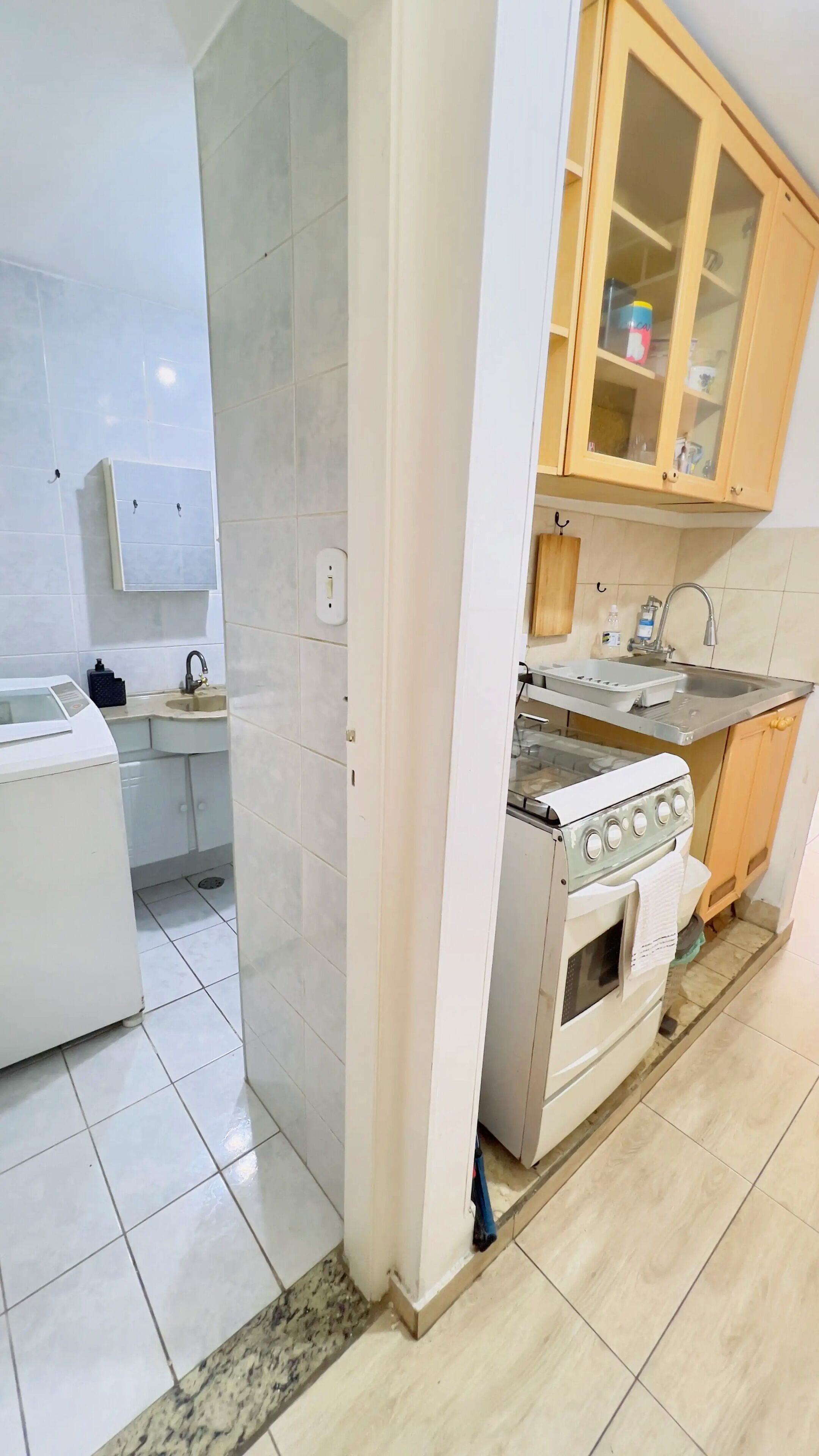 Apartamento conforto, acessível para pessoas com deficiência física, aceita animais de estimação | Cozinha privada | Geladeira grande, micro-ondas, fogão, cooktop