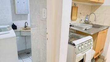 Apartamento conforto, acessível para pessoas com deficiência física, aceita animais de estimação | Cozinha privada | Geladeira grande, micro-ondas, fogão, cooktop