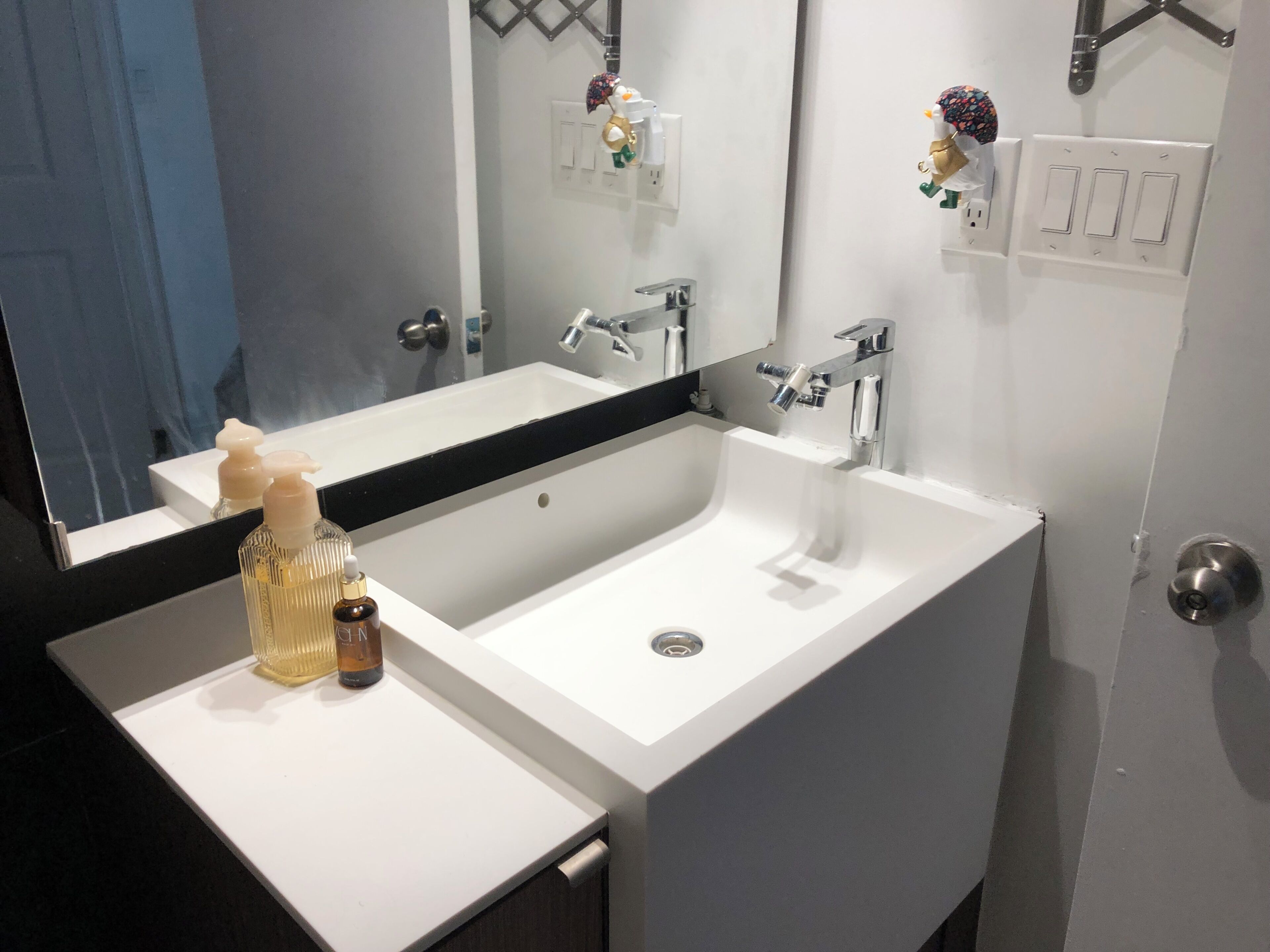 Combined shower/bathtub, towels, soap, shampoo