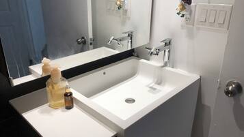 Combined shower/bathtub, towels, soap, shampoo