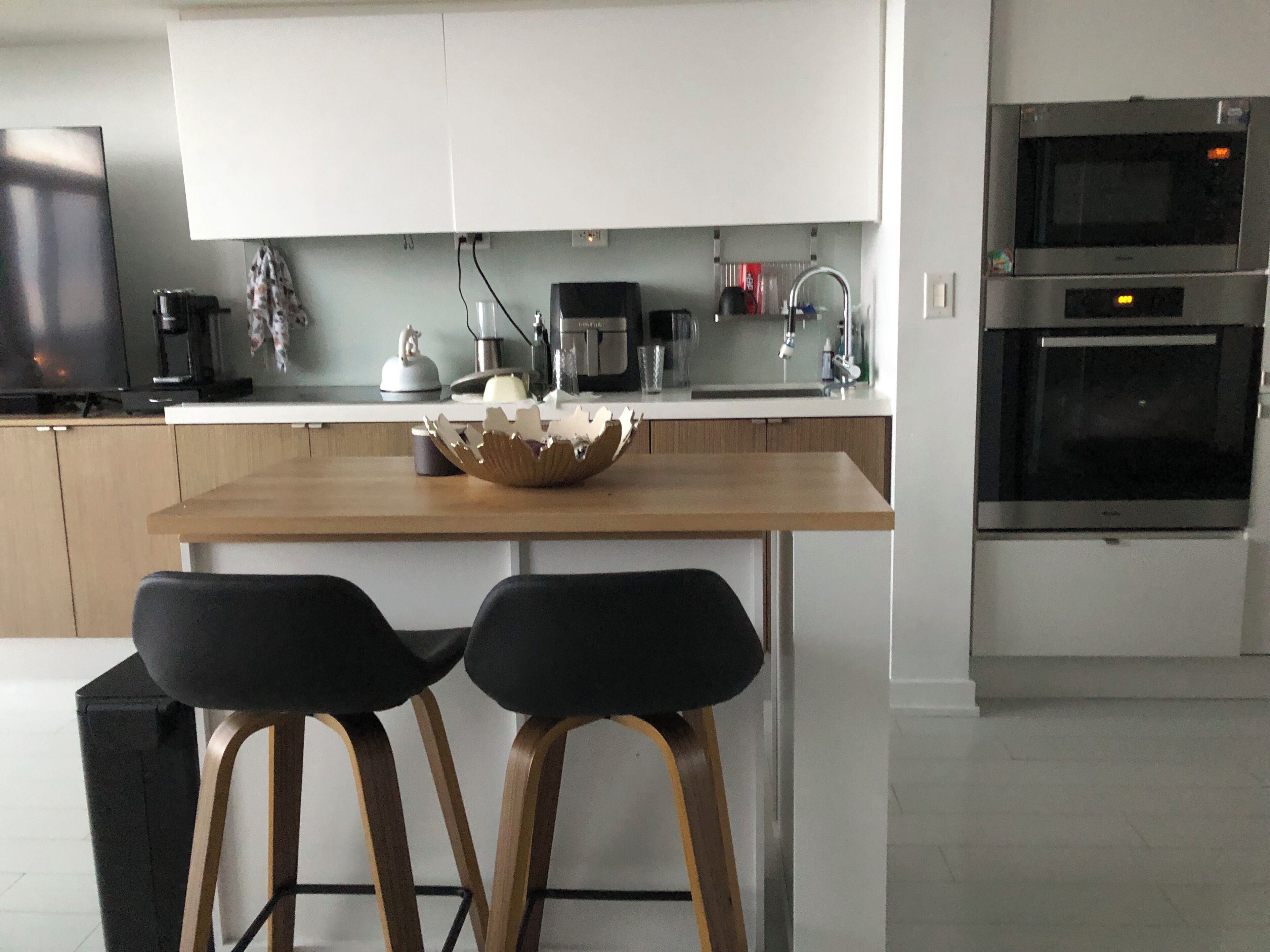 Full-sized fridge, microwave, stovetop, cookware/dishes/utensils