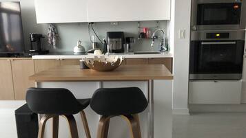 Full-sized fridge, microwave, stovetop, cookware/dishes/utensils