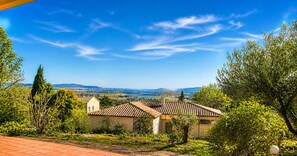 A rural house with a tiled roof, surrounded by greenery and a clear blue sky. - Gîte Saint-Joseph (Saint-Marcel-d'Ardèche)