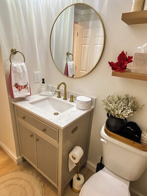 Haartrockner, Handtücher, Seife, Toilettenpapier