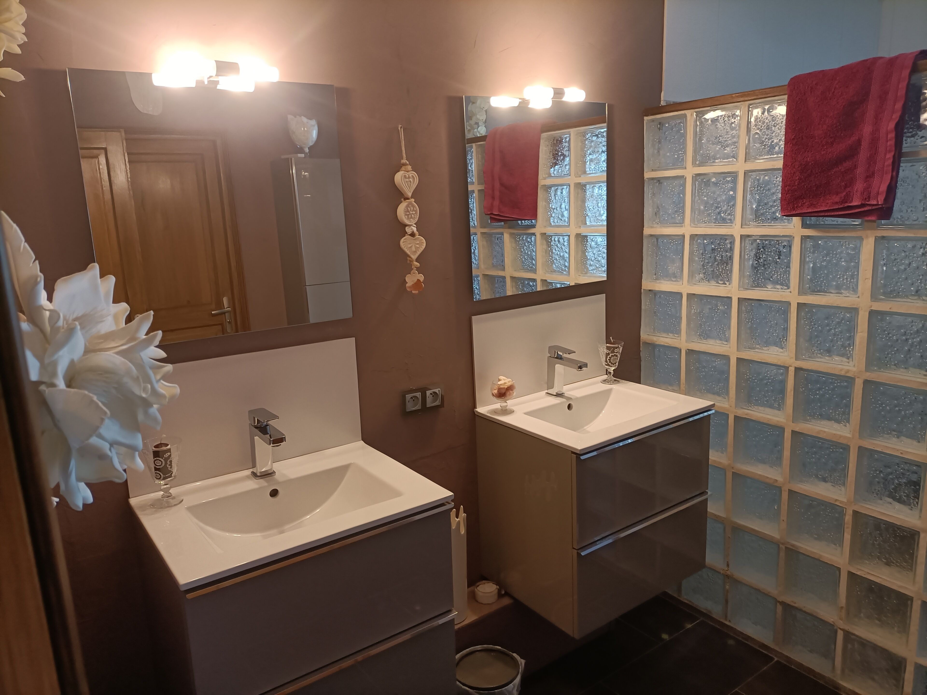 Douche, sèche-cheveux, serviettes fournies, savon