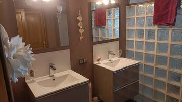 Een douche, een haardroger, handdoeken, zeep