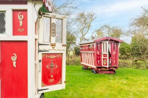 Um edifício vermelho e branco com decorações elaboradas e uma porta vermelha com fechadura.