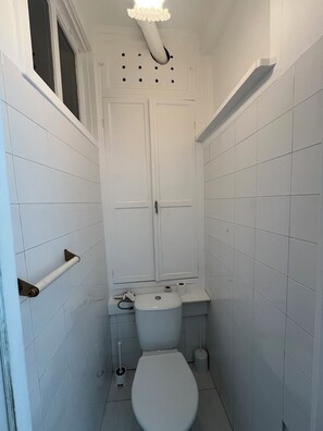 Toallas, jabón, papel de baño 