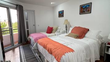 3 bedrooms, iron/ironing board, internet, bed sheets