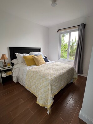 3 bedrooms, iron/ironing board, internet, bed sheets