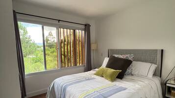 3 bedrooms, iron/ironing board, internet, bed sheets