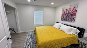 Iron/ironing board, WiFi, bed sheets - Patchwork Paradise B -Brand New 2BR Home near MSQC (Hamilton)