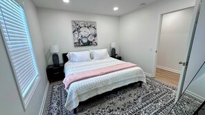2 bedrooms, desk, iron/ironing board, free WiFi - Patchwork Paradise B - New 2BR Home 3 Blocks from Missouri Star (Hamilton)