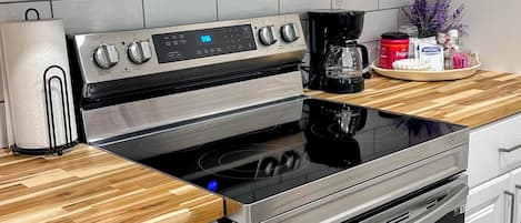 Frigorifero, microonde, forno, piano cottura