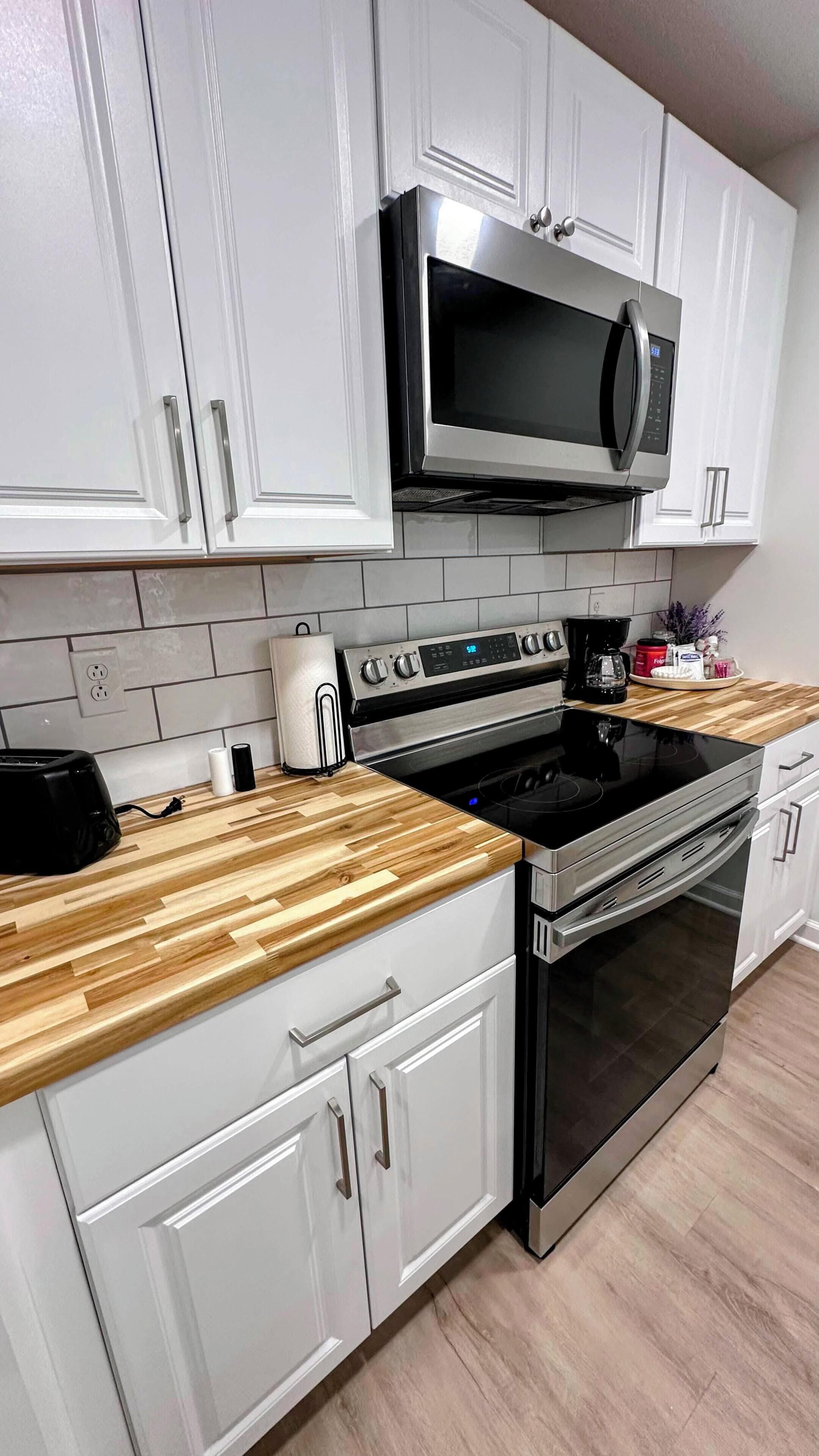Frigorífico, microondas, horno y placa de cocina