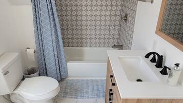 Haartrockner, Handtücher, Seife, Toilettenpapier