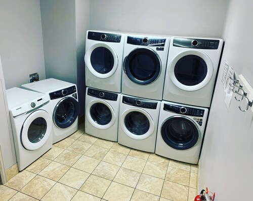 Accessible 1BR Suite | Pool & Daily Breakfast