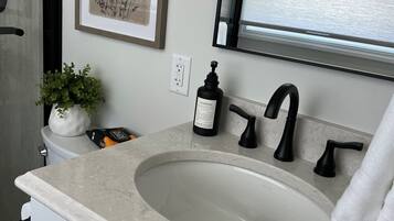 Dusche, Handtücher, Seife, Toilettenpapier