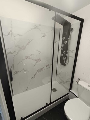 Shower, towels - Charming Apartment 2 to 4 People (Le Barcarès)