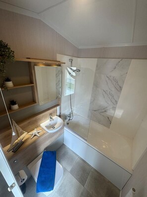 Een douche, een haardroger, toiletpapier