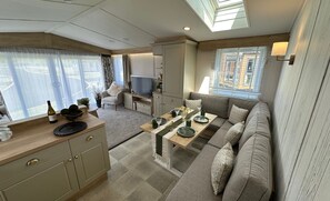 Ein modernes Interieur mit Essbereich, Sofa und Fernseher.