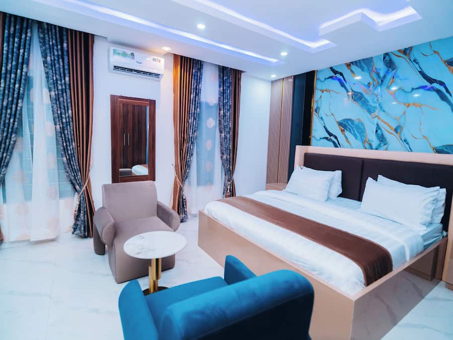 Quarto solteiro superior | Cofres nos quartos, escrivaninha, Wi-Fi de cortesia