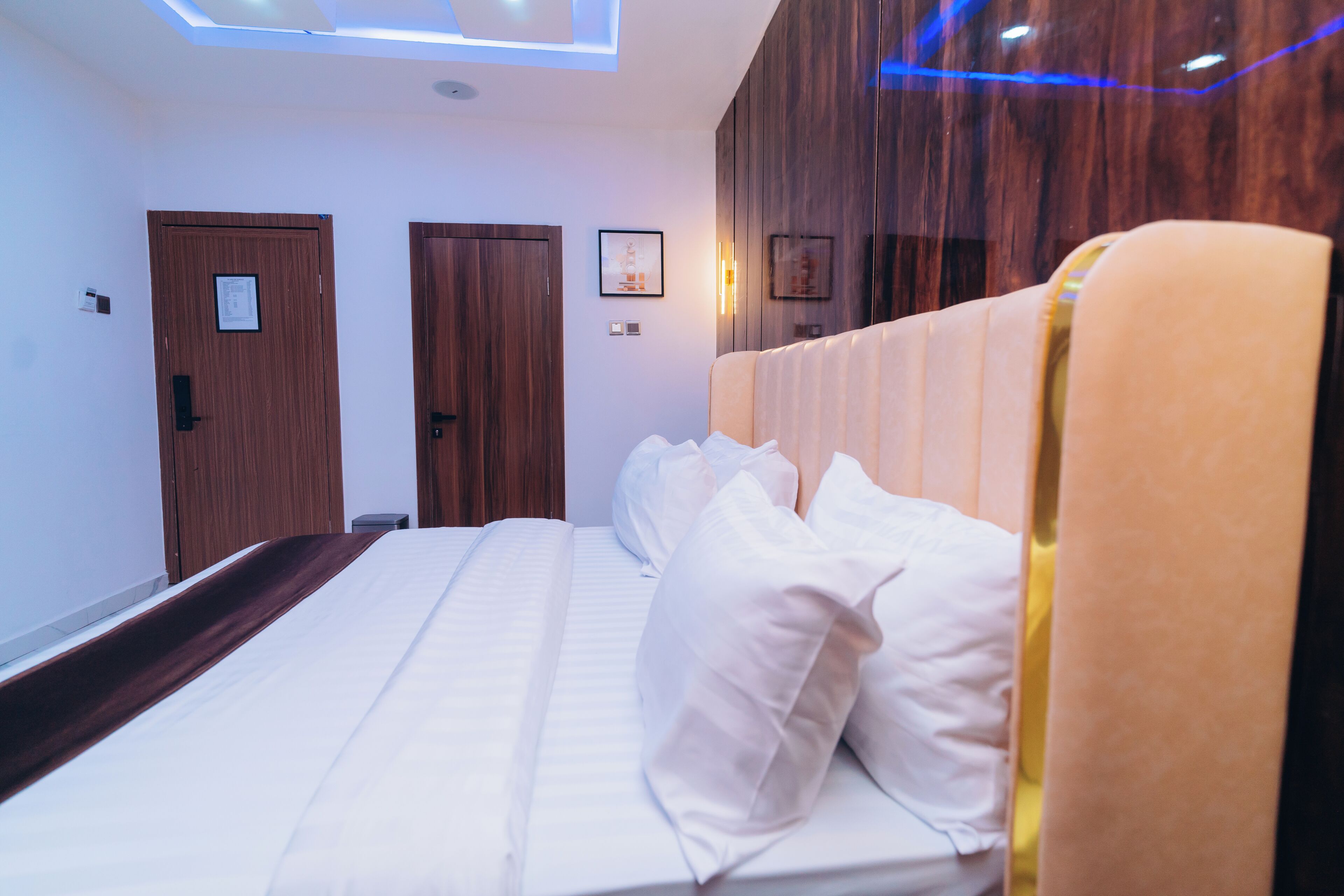 Cofres nos quartos, escrivaninha, Wi-Fi de cortesia