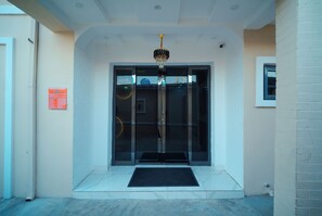 Exterior detail - VHS VINCHEE SUITES II (Lagos)