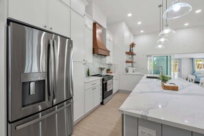 Fridge, microwave, oven, stovetop - St. Armands Oasis | Pool, Tiki & Putting Green (Sarasota)