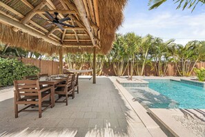 Outdoor dining - St. Armands Oasis | Pool, Tiki & Putting Green (Sarasota)