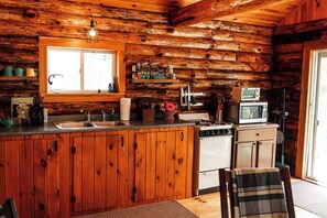 Microwave, oven, stovetop, coffee/tea maker - Long Pond Cabin Retreat (Denmark)