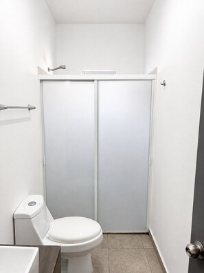 Hiustenkuivaaja, pyyhkeet, saippua, vessapaperi