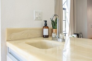 Doccia, asciugacapelli, asciugamani, sapone