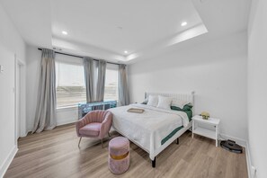 Tabla de planchar con plancha, wifi y ropa de cama 